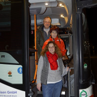 Jutta Hutzler, Wernhilde Mann und Herbert Kropstat verlassen den Bus an der Endhaltestelle am Bahnhof Mitte