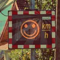 Symbolbild einer Geschwindigkeitskontrolle (Abgeleitetes Werk von Hallwang 03 - Geschwindigkeitskontrolle.jpg by Eweht (Own work) [CC BY-SA 4.0 (http://creativecommons.org/licenses/by-sa/4.0)], via Wikimedia Commons)